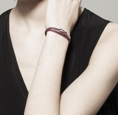 Bracciale Happy Frog bordeaux con rana in oro rosa 18k e rubini indossato