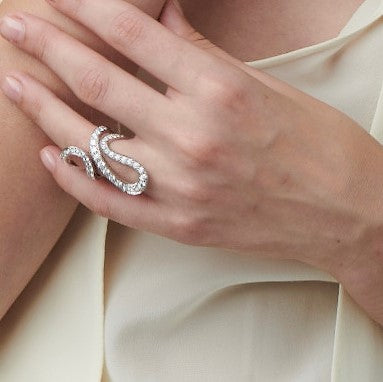 Anello ivy lungo in Oro bianco 18k e diamanti indossato