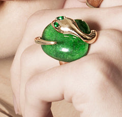 Anello Malafemmina in Oro Rosa 18k e Smeraldi indossato taglio