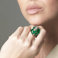 Anello Malafemmina demi pavè in Oro Rosa 18k, Diamanti e Smeraldi indossato