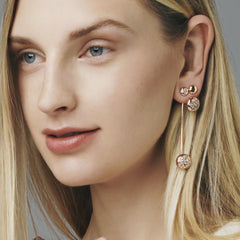Orecchini Glamour mix&match lunghi in oro rosa 18k e diamanti brown indossato